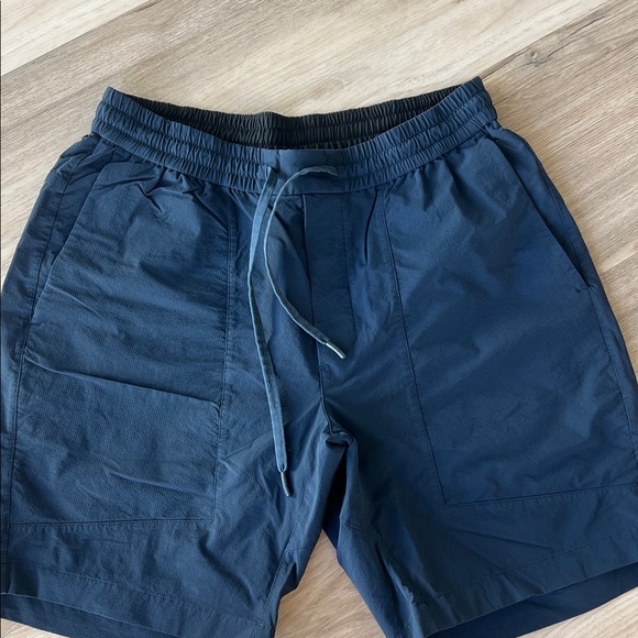 Navy Men’s Lululemon Short - Picture 1 of 3